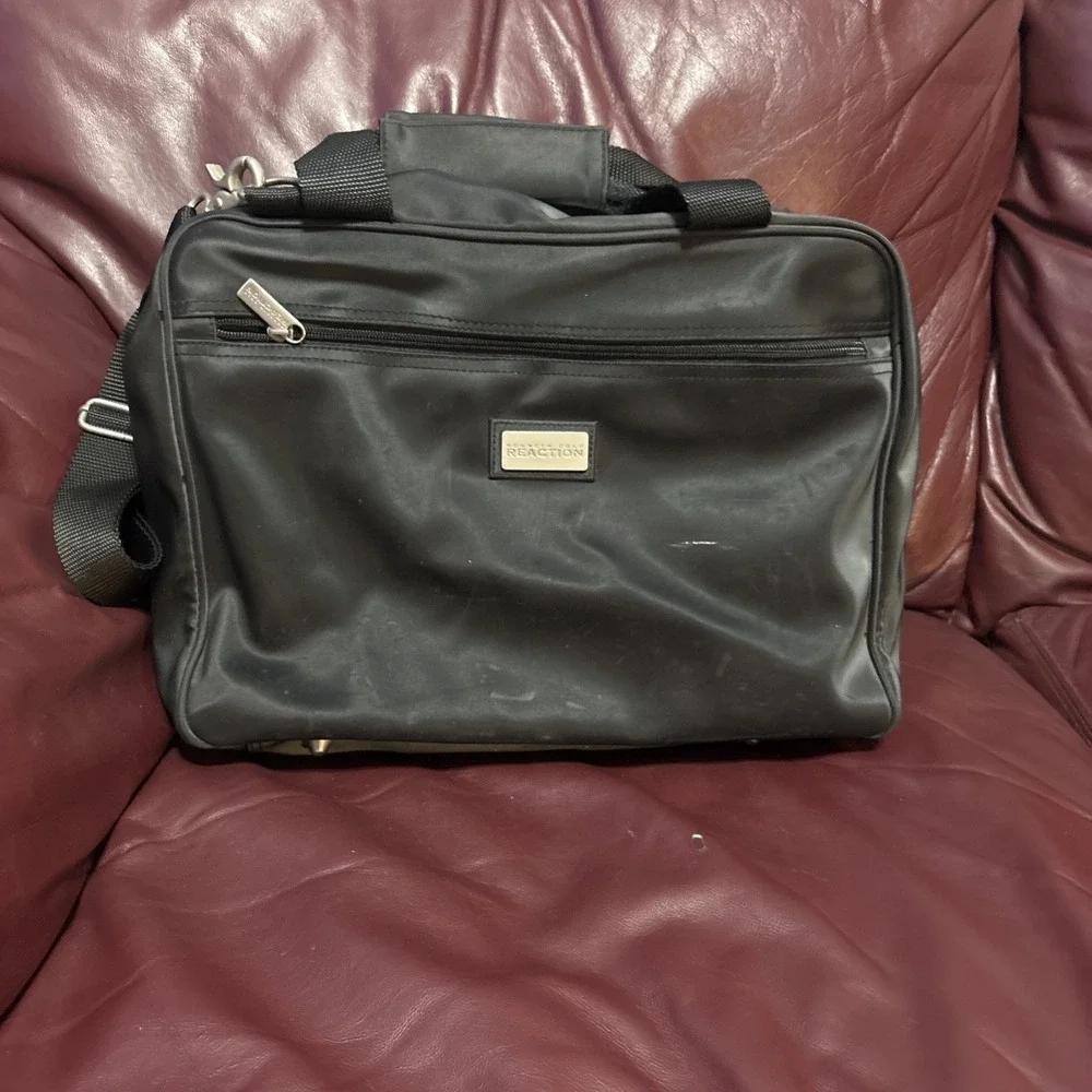 Kenneth Cole Reaction Black Duffel Overnight Travel Bag With Shoulder Strap Blk
